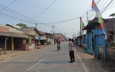 Polsek Bojong Polres Pandeglang Gelar Kegiatan Pengaturan Lalu Lintas di Jalur Utama Saketi – Munjul Pada Akhir Pekan