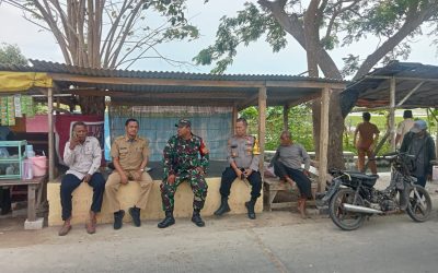 Kapolsek Cibuaya Bersinergitas Dengan TNI Melaksanakan Penggalangan Kamtibmas Di Desa Kedungjaya