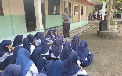 Bhabinkamtibmas Cibuaya Polres Karawang melaksanakan Himbauan Ke Siswa Terkait Kenakalan Remaja