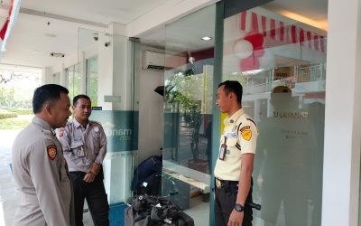 Polsek Ciampel, Bripka Handrik Yandika Melaksanakan Patroli Dialogis Antisipasi C3 dan Kejahatan Lainnya Pada Wilayah Desa Suryacipta