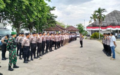 Kapolsek Rengasdengklok, Pimpin Apel Sekaligus Pengamanan Gabungan Aksi Unjuk Rasa FPJB Di Kantor Camat Jayajerta