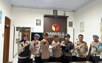 Humas Polres Pandeglang Polda Banten Laksanakan Peliputan Kegiatan Pengamanan Kantor Bawaslu Kabupaten Pandeglang