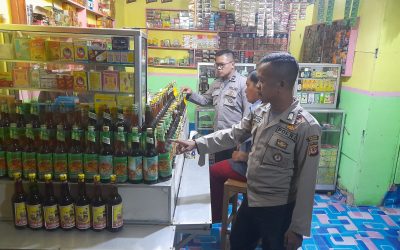 Anggota Polsek Cibuaya Polres Karawang melaksanakan Razia Miras dan Miras Oplosan 