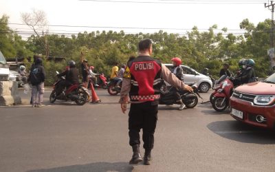 Antisipasi Terjadinya Macet Libur Panjang, Polsek Klari Lakukan Penutupan Sementara U-Turn di Jalan Raya Kosambi Pancawati