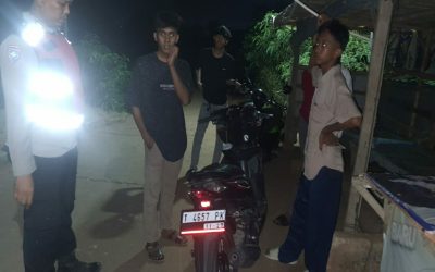 Dalam Patroli Dialogis Malam Hari, Polsek Rengasdengklok Melaksanakan Sambang Warga