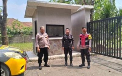 Patroli Perintis! Polisi di Telukjambe Barat Sambangi Security Graha Sentosa Memorial