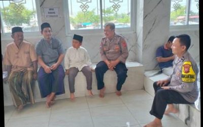 Polisi Bersama Masyarakat Gelar Jumat Curhat di Masjid At Taubah, Telukjambe Barat