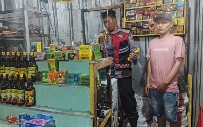 Anggota Polsek Batujaya melaksanakan razia Minuman keras (Miras) di Toko Jamu Pada Malam Hari Melalui Giat KRYD