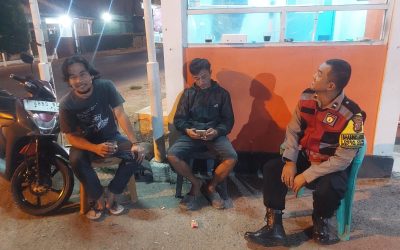 Bhabinkamtibmas Polsek Telagasari Ajak Warga Ronda Bersama Untuk Antisipasi Gukamtibmas 