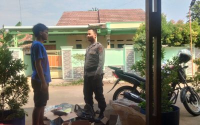 Bhabinkamtibmas Polsek Rawamerta Sapa warga Desa Sukaraja