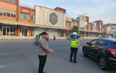 Polsek Karawang Kota Lakukan Gatur Pagi Di Bundaran Tugu Padi