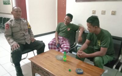 Pastikan Lingkungan Kondusif, Bhabinkamtibmas Polsek Telagasari Lakukan Siskamling Bersama Warga 