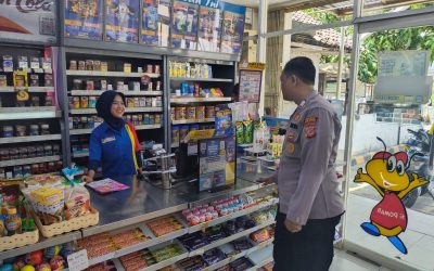 Anggota Polsek Tirtajaya Antisipasi GU di Minimarket Bolang pada siang hari melalui Patroli Prekat