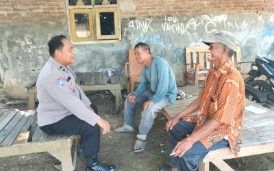 Polres Karawang bhabinkamtibmas Polsek Pakisjaya Berikan Himbauan Humanis Kepada Tokoh masyarakat Desa Telukjaya