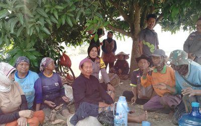 Kapolsek Lemahabang Laksanakan Jumat Curhat Bersama Para Petani