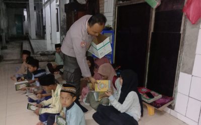 Bhabinkamtibmas Polsek Cibuaya Polres Karawang membagikan Al-Quran di Masjid Al-Ikhlas Desa Pejaten