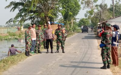 Kapolsek cibuaya bersinergitas dengan TNI melaksanakan penggalangan Kamtibmas di Desa Kedungjaya