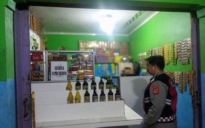 Cegah Peredaran Miras Oplosan, Personil Jaga Polsek Tempuran Patroli Toko Penjual Jamu