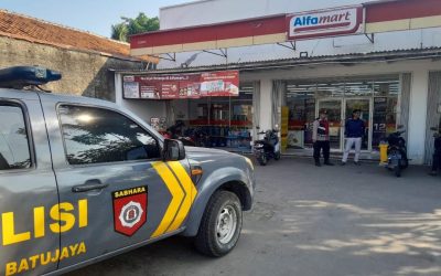 Anggota Polsek Batujaya melaksanakan Giat Cipta Kondisi KRYD di Minimarket pada siang hari