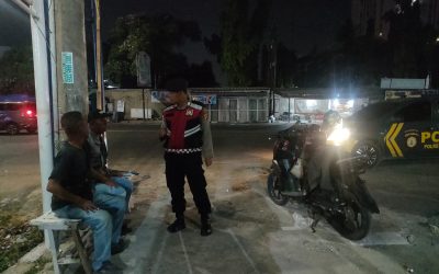 Anggota Sat Samapta Polres Karawang Polda Jabar sambangi Tukang Ojek Pangkalan pada Malam hari melalui Patroli Perintis