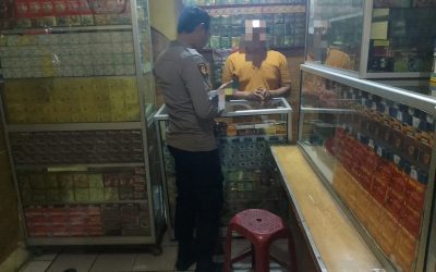 Anggota Polsek Tirtajaya melaksanakan razia Minuman keras (Miras) terutama Miras Oplosan di Wilayahnya