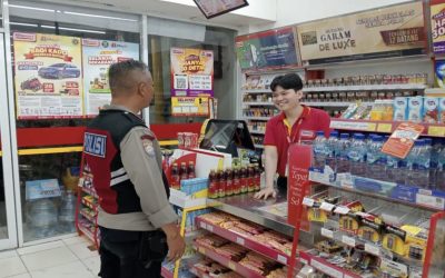 Empat Personel Polsek Tegalwaru Sambang Warga Beri Pesan Waspada Saat Giat Patroli Malam