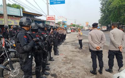 Kapolsek Klari Pimpin Pengamanan Humanis Keberangkatan Serikat Buruh Ke Kantor Gubernur Jawa Barat