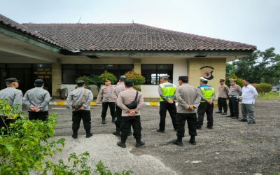 Kapolsek Cikampek Kompol Aries Beri Arahan Anggota Apel Pengamanan Pemberangkatan Serikat Buruh Karawang Ke Pemprov Jabar 