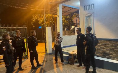 Anggota Sat Samapta Polres Karawang laksanakan Patroli Perintis Presisi dan Prekat serta menyambangi Scurity Perumahan Gading Elok 1