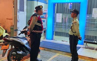 Anggota Sat Samapta Polres Karawang Polda Jabar Tingkatkan Patroli Prekat dan Dialogis diwilayah hukum Polres Karawang pada Malam hari 