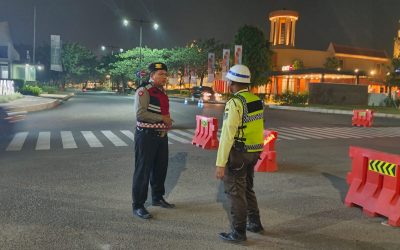 Anggota Sat Samapta Polres Karawang Polda Jabar Tingkatkan keamanan di Sumarecon karawang pada Malam hari