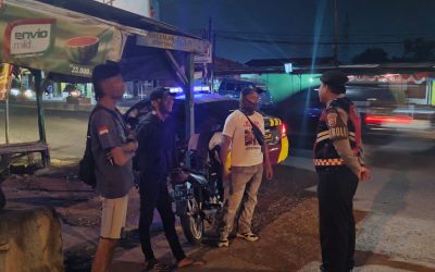 Anggota Sat Samapta Polres Karawang melaksanakan Patroli Perintis Presisi serta Sambangi Masyarakat Di Sekitar Jl Baru Kab. Karawang 