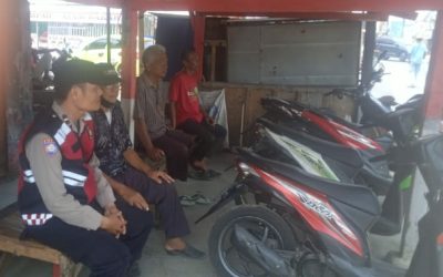 Patroli Sore Hari Polsek Cilamaya Ingatkan Warga di Pertgaan Kecepet Waspada Perdagangan Orang 