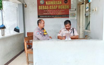 Anggota Polsek Tirtajaya Sambangi Scurity SMKN 1 Tirtajaya