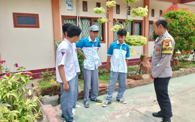 Anggota Polsek Tirtajaya melaksanakan Bimbingan dan Penyuluhan kepada Siswa/Siswi Smkn 1 Tirtajaya