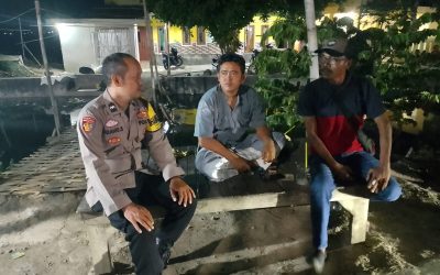 Anggota Polsek Tirtajaya ajak Masyarakat Untuk Ikut Serta Dalam Menjaga Keamanan Melalui Kegiatan Ngawangkong