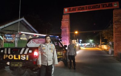 Anggota Polsek Tirtajaya Ciptakan Keamanan di Perbatasan Tirtajaya dengan Jayakerta pada malam hari