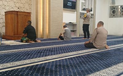 Anggota Polsek Panongan Polresta Tangerang Iptu Ngadiyo Laksanakan Kegiatan Sholat Subuh Keliling (Subling)   