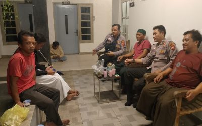 Anggota Polsek Tirtajaya ajak Masyarakat untuk ikut serta dalam menjaga Keamanan dengan meningkatkan Giat Siskamling