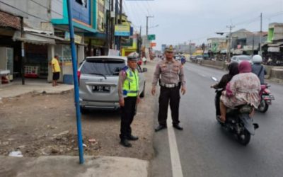 Ciptakan Kamseltibcarlantas, Kanit Lantas Bersama Anggota Polsek Klari Lakukan Gatur Lalin Sore Hari