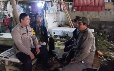 Anggota Polsek Batujaya melaksanakan Giat Ngawangkong bersama Masyarakat Desa Batujaya pada malam hari