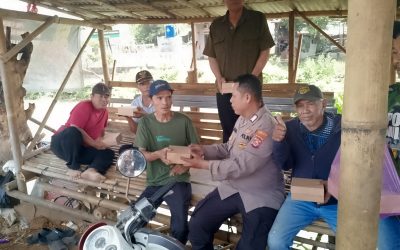 Berbagi Kebahagiaan Lewat Jum’at Berkah, Polsek Pasar Kemis Bagikan Makanan Ke Warga