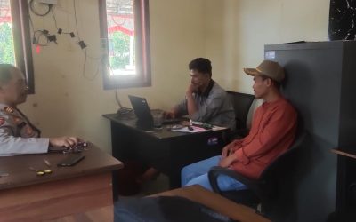 Kapolsek Gunungkencana bersama Briptu Bayu Alamsah Melaksanakan Sambang silaturahmi ke Aparatur Desa Ciginggang Kec. Gunungkencana