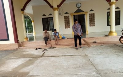 Bhabinkamtibmas Polsek Malingping Polres Lebak Ikut Kerja Bakti Bersihkan Masjid