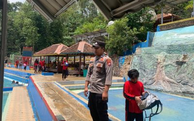 Personil Polsek Gunungkencana Monitoring Tempat Wisata Kolam Renang Telaga Kencana