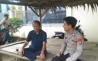 Bhabinkamtibmas Polsek Malingping Polres Lebak Ngobrol Bareng Warga Sampaikan Pesan Kamtibmas