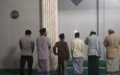 Kapolsek Malingping Polres Lebak Bersama Anggota Ikut Sholat Subuh Berjemaah Di Masjid Darussalam