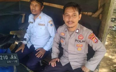 Ngobrol Dengan Petugas Dishub, Bhabinkamtibmas Polsek Malingping Polres Lebak Sampaikan Pesan Kamtibmas