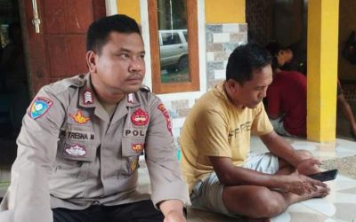 Ngobrol Dengan Warga, Panit Binmas Polsek Malingping Polres Lebak Beri Himbauan Kamtibmas