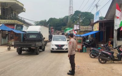 Personil Polsek Gunungkencana Laksanakan Giat Strong Point Di Jalan Raya Gunungkencana – Malimping di Pasar Tradisional Gunungkencana